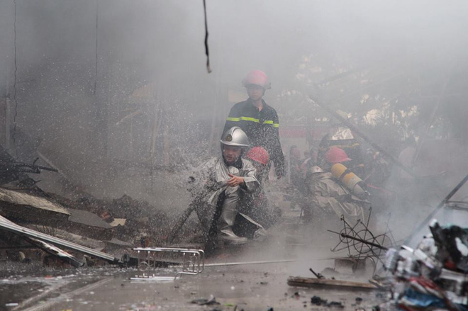Đang cháy lớn ở chợ Quang, cột khói đen bốc cao hàng trăm mét - Ảnh 2.