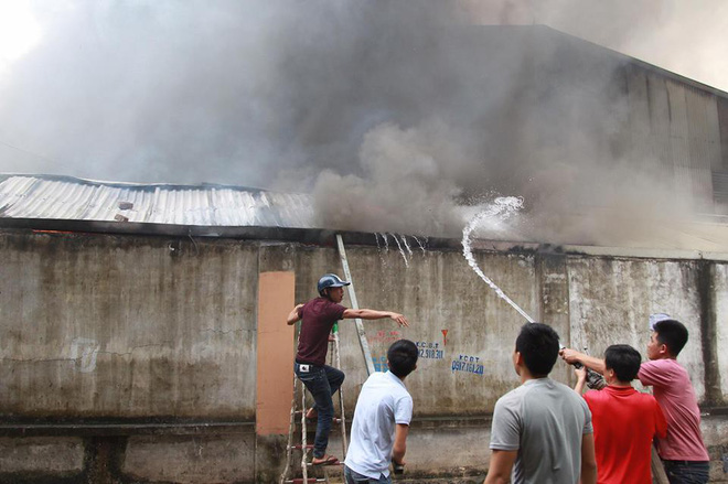 Đang cháy lớn ở chợ Quang, cột khói đen bốc cao hàng trăm mét - Ảnh 3.