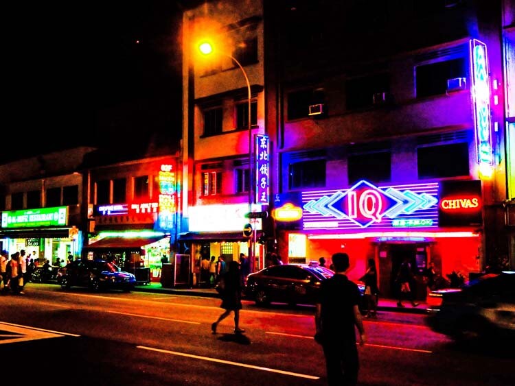 https://www.budgethotels.sg/wp-content/uploads/2013/09/Geylang_at_Night_with_Neon_Lights.jpg