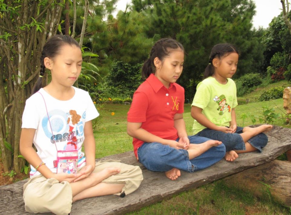 person people bench play asian young sitting meditate asia child thailand picnic family girls children meditation boys thai buddhists human positions tailor seat