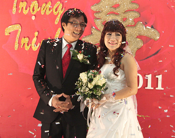 Đạo diễn Trọng Trinh và bà xã Lan Phương trong đám cưới hồi tháng 1/2011.