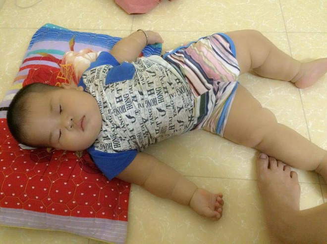 Cậu bé bú sữa mẹ hoàn toàn, 8 tháng nặng 16kg, tay chân đầy ngấn - Ảnh 3.
