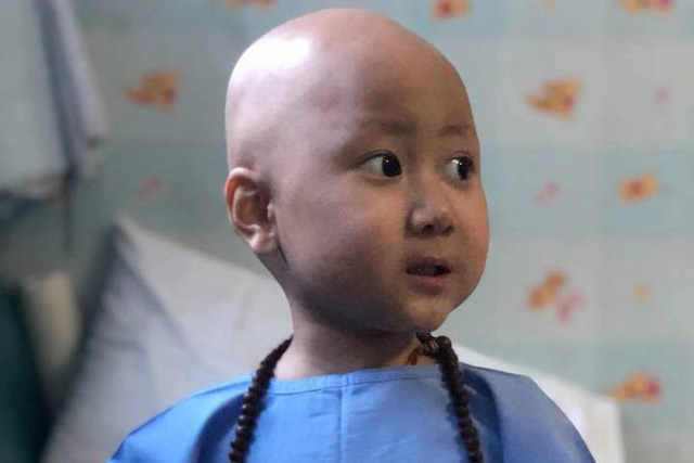  Bé Quang Minh kiên cường cùng mẹ đi khắp nơi chữa bệnh ung thư máu. Ảnh: T.G 