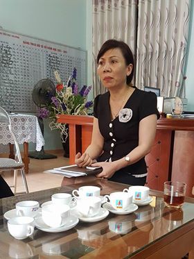  Bà Trần Thị Bảo Ngọc - hiệu trưởng nhà trường trao đổi với báo chí 