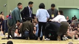 Tranh cãi về việc phụ nữ vị đuổi khỏi sàn đấu Sumo dù đang cứu người ở Nhật Bản
