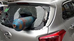 Hà Nội: Bình gas rơi trúng ô tô đang chạy, nằm gọn trong xe