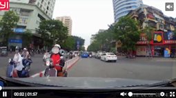 Tài xế ép lùi phụ nữ đi xe máy ngược chiều đường Hà Nội