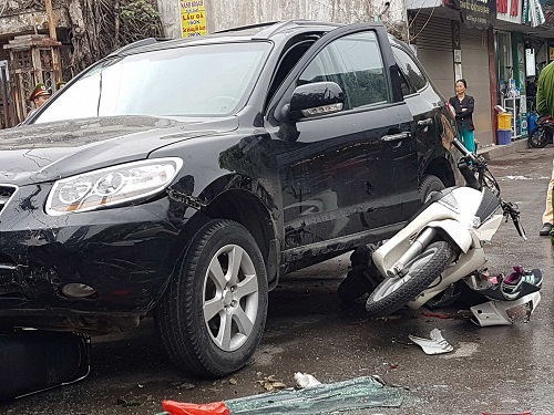 Xe santafe gây tai nạn liên hoàn trên phố Phương Mai, quận Đống Đa. Ảnh: Võ Hải.
