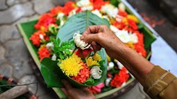Dâng cúng hoa tươi thế nào khi vào lễ chùa mới được nhiều phúc báu ?