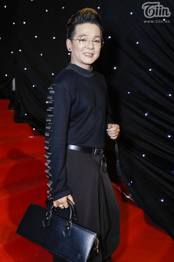 Nam ca sĩ Vũ Hà lựa chọn kiểu váy ngoài quần một phong cách không giống ai.