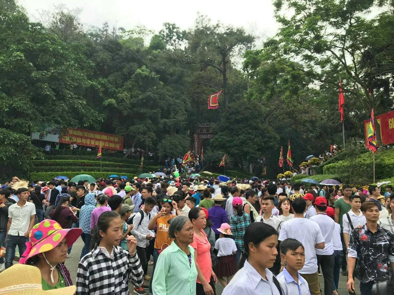 Clip: Biển người đổ về Đền Hùng dù chưa chính hội 10/3, nhiều du khách đợi 2 tiếng chưa lên được tới đền - Ảnh 3.