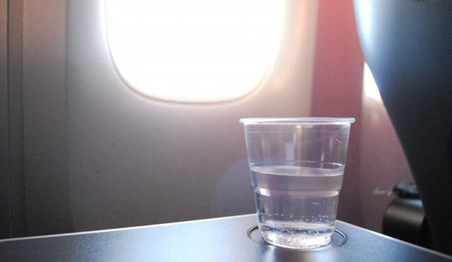 Nước máy. Nếu một tiếp viên hàng không nói rằng không nên uống nước từ vòi trên máy bay thì bạn nên nghe theo. Bể chứa nước có thể là nơi sinh sản của vi khuẩn và thường không được làm sạch. Sau khi kiểm tra nghiêm ngặt, hơn 12% máy bay thương mại vẫn còn dương tính với coliform (một loại vi khuẩn thường tìm thấy trong phân).