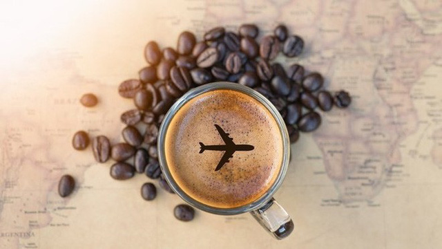 Cà phê không phải là ý tưởng tốt trên máy bay vì có thể nước được sử dụng để pha không sạch. Giống như rượu, cà phê cũng có tác dụng khử nước trong cơ thể, và nó cũng có thể gây kích thích bàng quang. Không ai muốn một bàng quang bị kích thích khi bay.