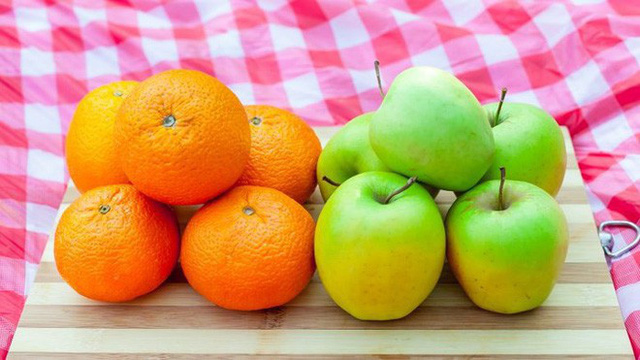 Táo và cam cũng không phải là thực phẩm tốt nhất. Chất xơ trong táo có thể khiến cơ thể bạn bị xáo trộn, trong khi đó độ axit trong cam (và nước cam) có thể khiến bạn bị ợ nóng.