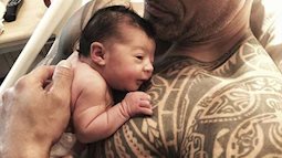 Hình ảnh Dwayne Johnson khổng lồ bế con gái mới sinh bé bỏng "hot rần rần" vì quá dễ thương