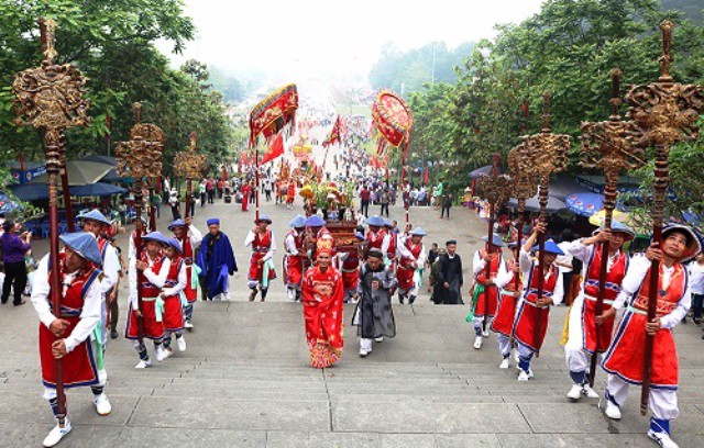 Hơn 3 triệu lượt khách đến Lễ hội Đền Hùng 2018 Lễ rước kiệu của các xã, phường, thị trấn vùng ven về Đền Hùng. Ảnh: TH