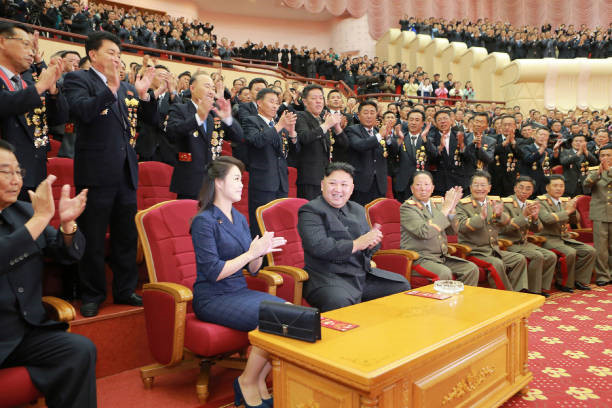 Vo Kim Jong Un trung thanh voi phong cach thoi trang thanh lich hinh anh 4