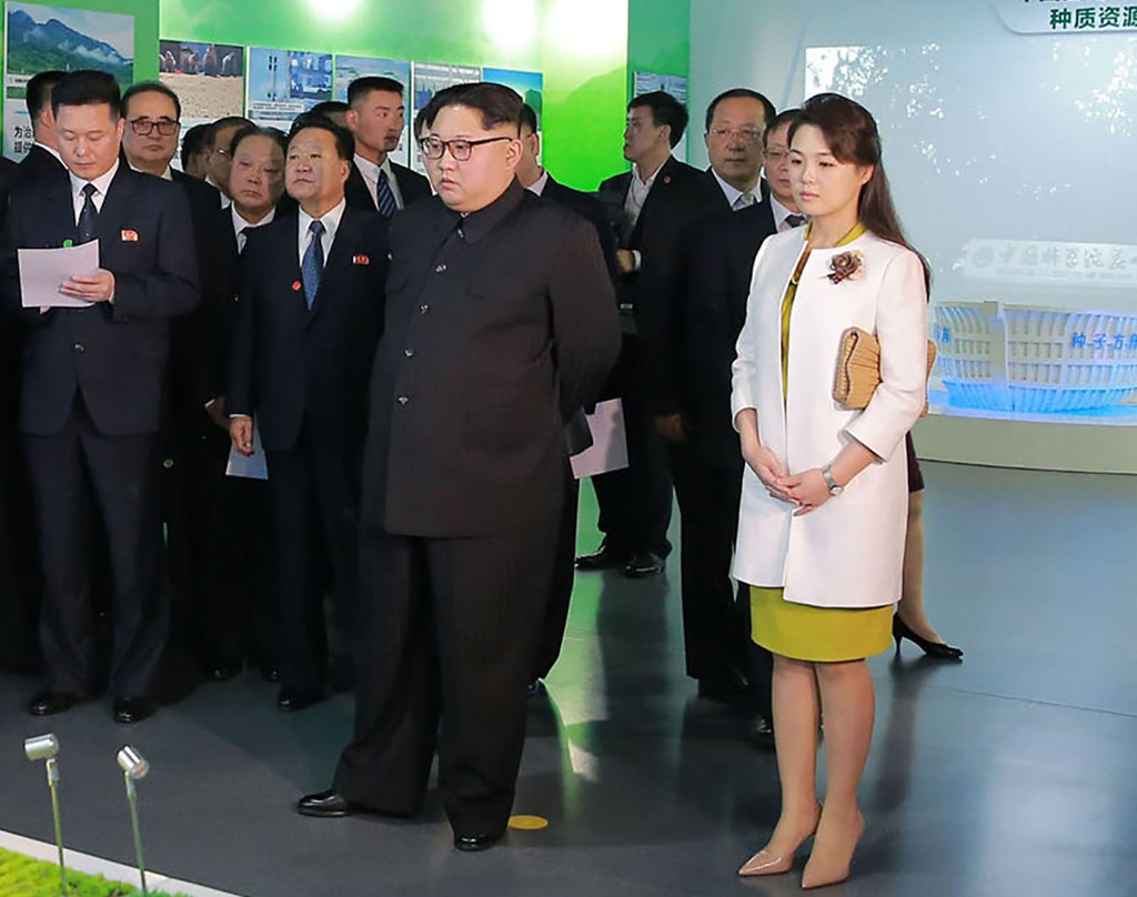 Vo Kim Jong Un trung thanh voi phong cach thoi trang thanh lich hinh anh 6
