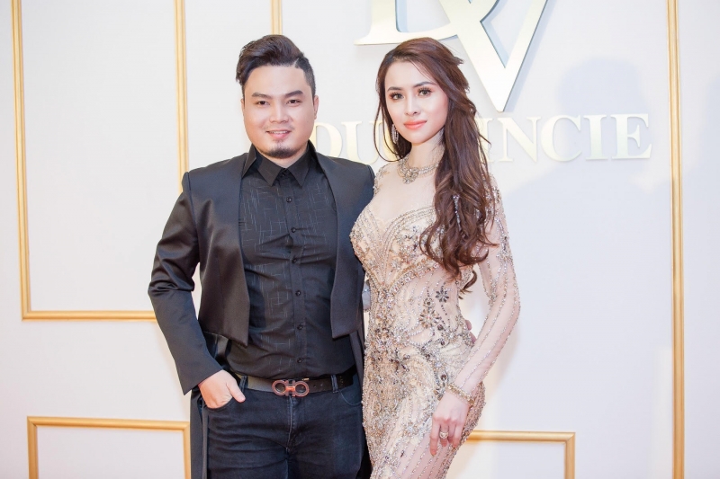  Thư Dung là một trong những khách hàng quen thuộc của NTK Đức Vincie. Có vẻ như từ khi trở thành Á quân “Người mẫu Thời trang Việt Nam” và Á hậu 2 Miss Eco International người đẹp đem lại “tiếng” thì ít nhưng “tai” thì nhiều.