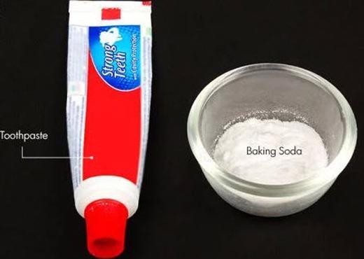 Trước tiên, bạn hãy lấy một chiếc cốc/bát sạch, đổ một ít baking soda vào rồi cho kem đánh răng vào đó.