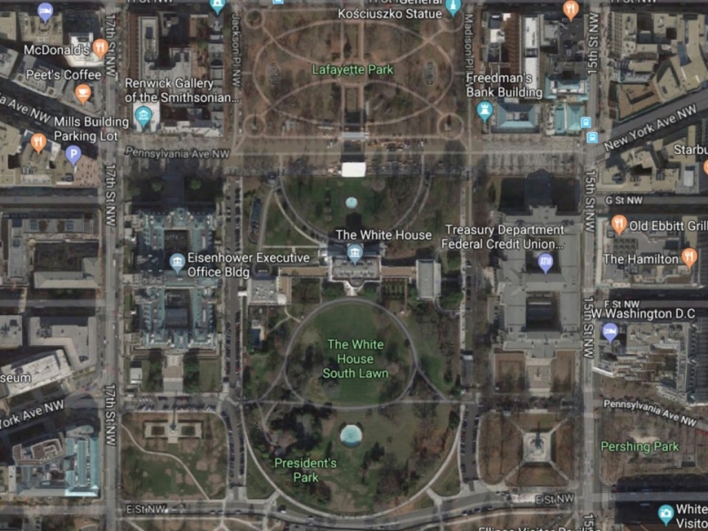  Tòa Bạch Ốc được bao quanh bởi công viên Lafayette ở phía bắc và bãi cỏ phía nam. Một phần sân sau và sân trước dành cho gia đình Tổng thống, nơi tổ chức các sự kiện chính thức. Toàn bộ khu vực là Công viên Quốc gia và là một phần của Công viên Tổng thống, bao gồm cả công viên Ellipse phía bên kia đường từ bãi cỏ phía nam.