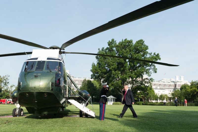  Bãi cỏ phía nam là phần rộng nhất trong khuôn viên dinh thự. Siêu trực thăng Marine One đậu và cất cánh trên bãi cỏ, ngay sát Phòng Bầu Dục.