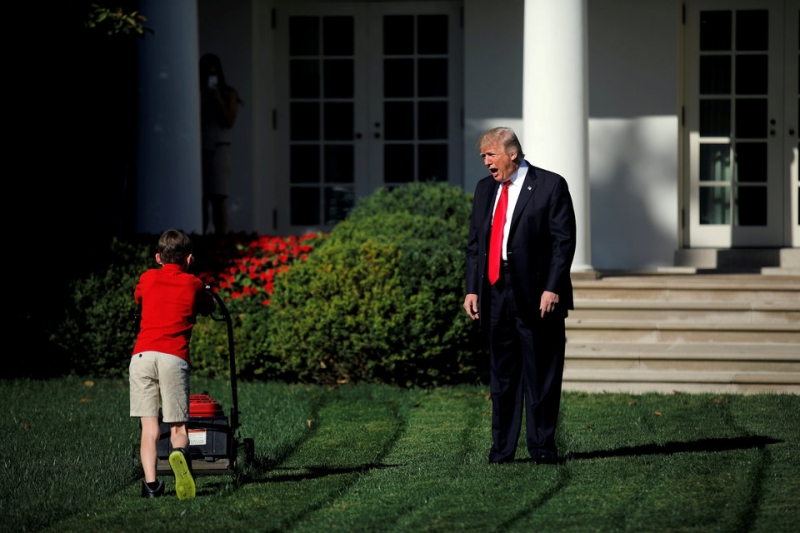  Tháng 9/2017, cậu bé Frank Giaccio, 11 tuổi, cắt cỏ ở Vườn Hồng sau khi viết thư cho Tổng thống Donald Trump rằng muốn được cắt cỏ bên trong Nhà Trắng. Đây cũng là nơi Tổng thống tiếp đón khách trong các chuyến thăm cao cấp.