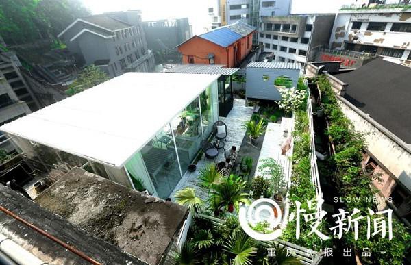 Khu nhà ở và vườn hoa trên gác mái rộng 200m2 của cặp vợ chồng trẻ tại Trung Quốc.