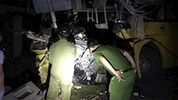 Xe container đâm xe khách, 2 người chết, 4 người nước ngoài bị thương