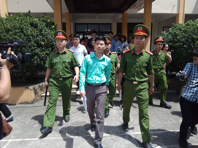 BS Hoàng Công Lương sau khi rời phòng xử án sáng 7/5. Ảnh: TG