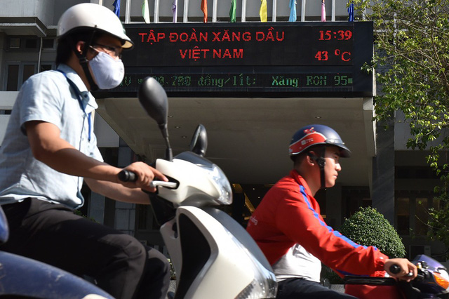 Tại Hà Nội , nhiệt độ đã tăng mạnh. Nhiệt độ ngoài trời ghi nhận ở mức trên 40 độ C, nhiều người ra đường cảm thấy vô cùng mệt mỏi.