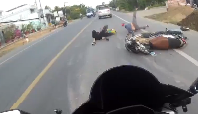 Sự việc khiến cả gia đình người đi xe máy ngã nhào ra đường. Ảnh cắt từ clip