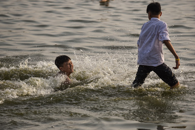 Học sinh tranh thủ đi tắm giải nhiệt tại hồ sau giờ tan học.