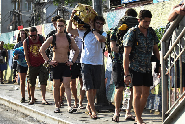 Không chịu được nắng nóng, vị khách nước ngoài này còn cởi trần khi đi trên phố Hà Nội.