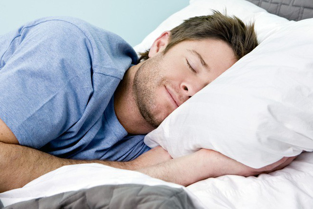 Ngủ đủ giấc sẽ khiến bạn đỡ có cảm giác thèm ăn vặt hơn.