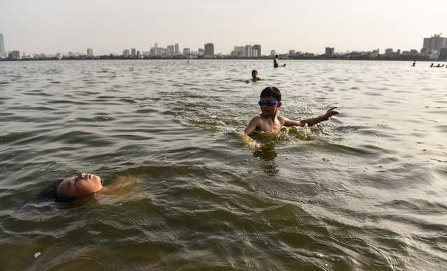 Trong những ngày nắng nóng, hồ Tây trở thành điểm thu hút người dân nô nức ra bơi lội, tắm mát giải nhiệt vào mỗi chiều tối.