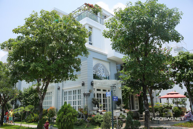 Năm 2014, vợ chồng Thúy Hạnh - Minh Khang chuyển từ nhà chung cư ở quận Bình Thạnh về biệt thự riêng tại quận 9, TP HCM. Căn nhà nằm ở vị trí góc, hai mặt tiền rất đẹp.