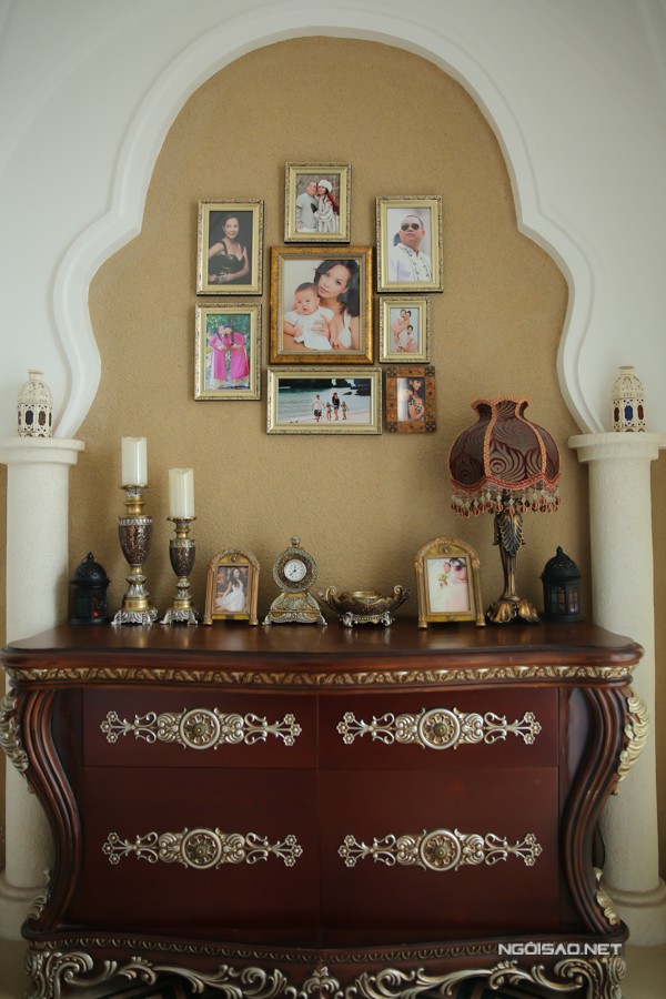 Những bức ảnh ghi lại kỷ niệm khó quên của hai vợ chồng và các con được đóng khung treo trên tường phòng ngủ.