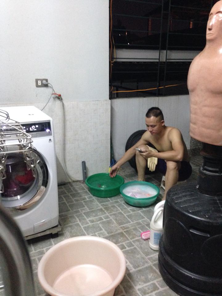 Có máy giặt nhưng ông bố vẫn chịu khó giặt quần áo cho con.