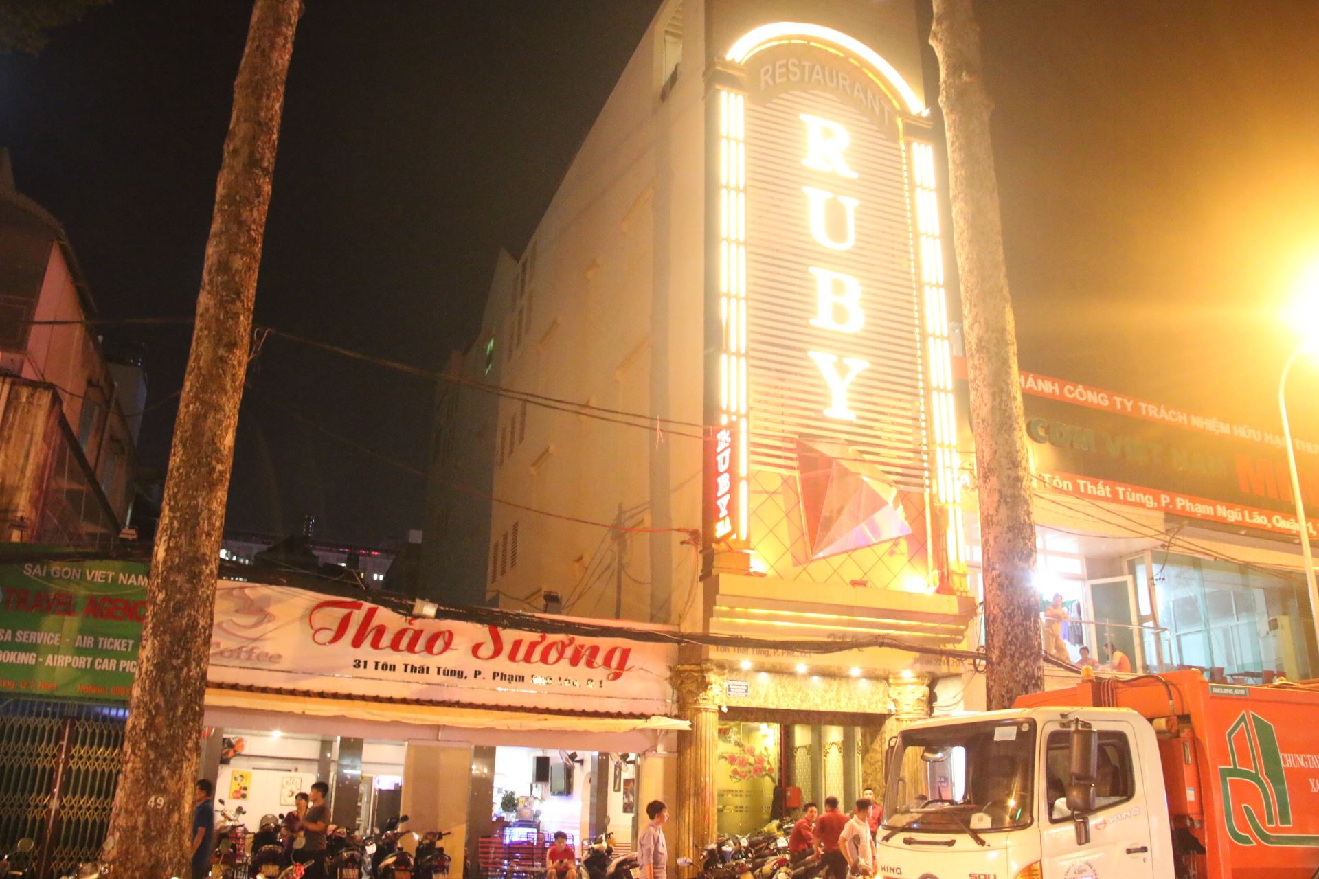 Đột kích nhà hàng ở trung tâm Sài Gòn, hàng chục nữ tiếp viên ăn mặc hở hang tháo chạy tẩu thoát - Ảnh 1.