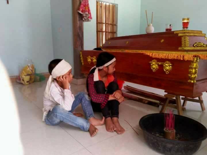 Mẹ bị sét đánh tử vong, hai con thơ đeo khăn tang ngồi cạnh quan tài chờ bố từ Lào trở về - Ảnh 1.
