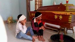 Mẹ bị sét đánh tử vong, hai con thơ đeo khăn tang ngồi cạnh quan tài chờ bố từ Lào trở về
