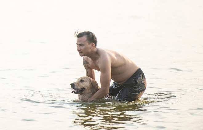 Nhiều người đưa chó cưng ra Hồ Tây cùng tắm để giải nhiệt ngày nắng nóng - Ảnh 10.