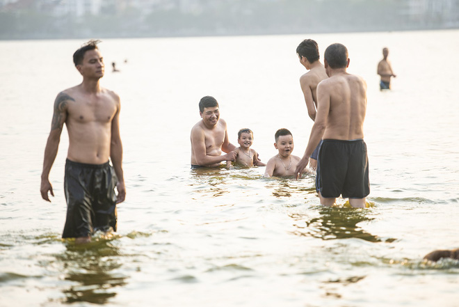 Nhiều người đưa chó cưng ra Hồ Tây cùng tắm để giải nhiệt ngày nắng nóng - Ảnh 5.
