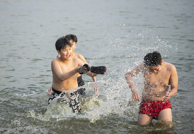 Nhiều người đưa chó cưng ra Hồ Tây cùng tắm để giải nhiệt ngày nắng nóng - Ảnh 23.