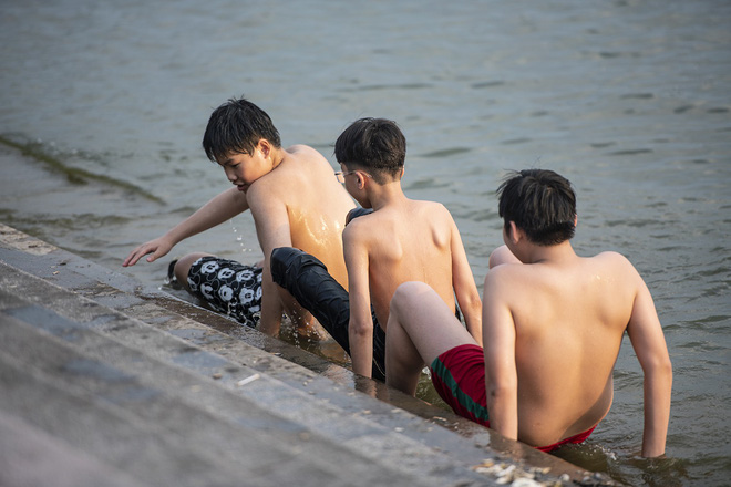 Nhiều người đưa chó cưng ra Hồ Tây cùng tắm để giải nhiệt ngày nắng nóng - Ảnh 22.