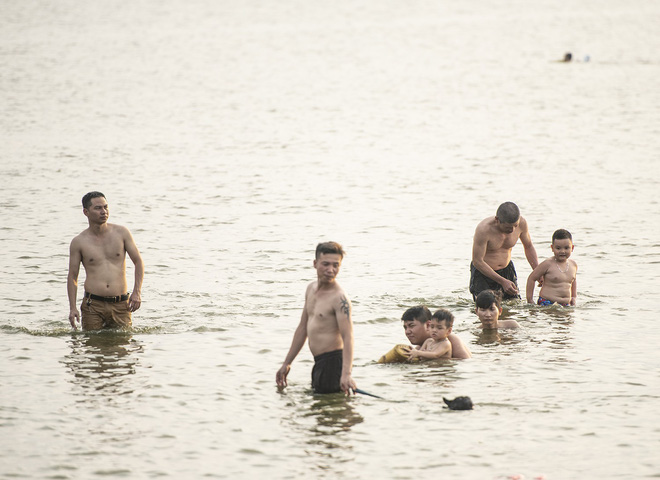 Nhiều người đưa chó cưng ra Hồ Tây cùng tắm để giải nhiệt ngày nắng nóng - Ảnh 16.