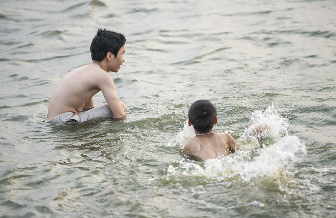 Nhiều người đưa chó cưng ra Hồ Tây cùng tắm để giải nhiệt ngày nắng nóng - Ảnh 15.