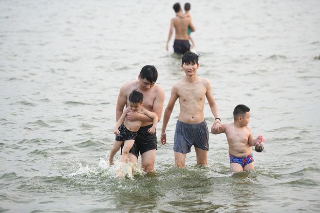 Nhiều người đưa chó cưng ra Hồ Tây cùng tắm để giải nhiệt ngày nắng nóng - Ảnh 21.