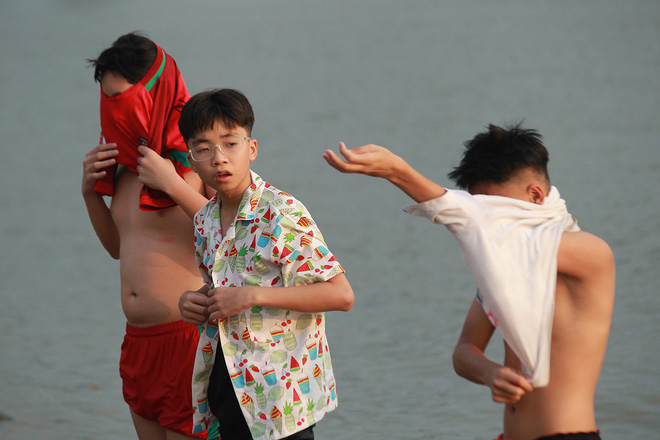 Nhiều người đưa chó cưng ra Hồ Tây cùng tắm để giải nhiệt ngày nắng nóng - Ảnh 3.